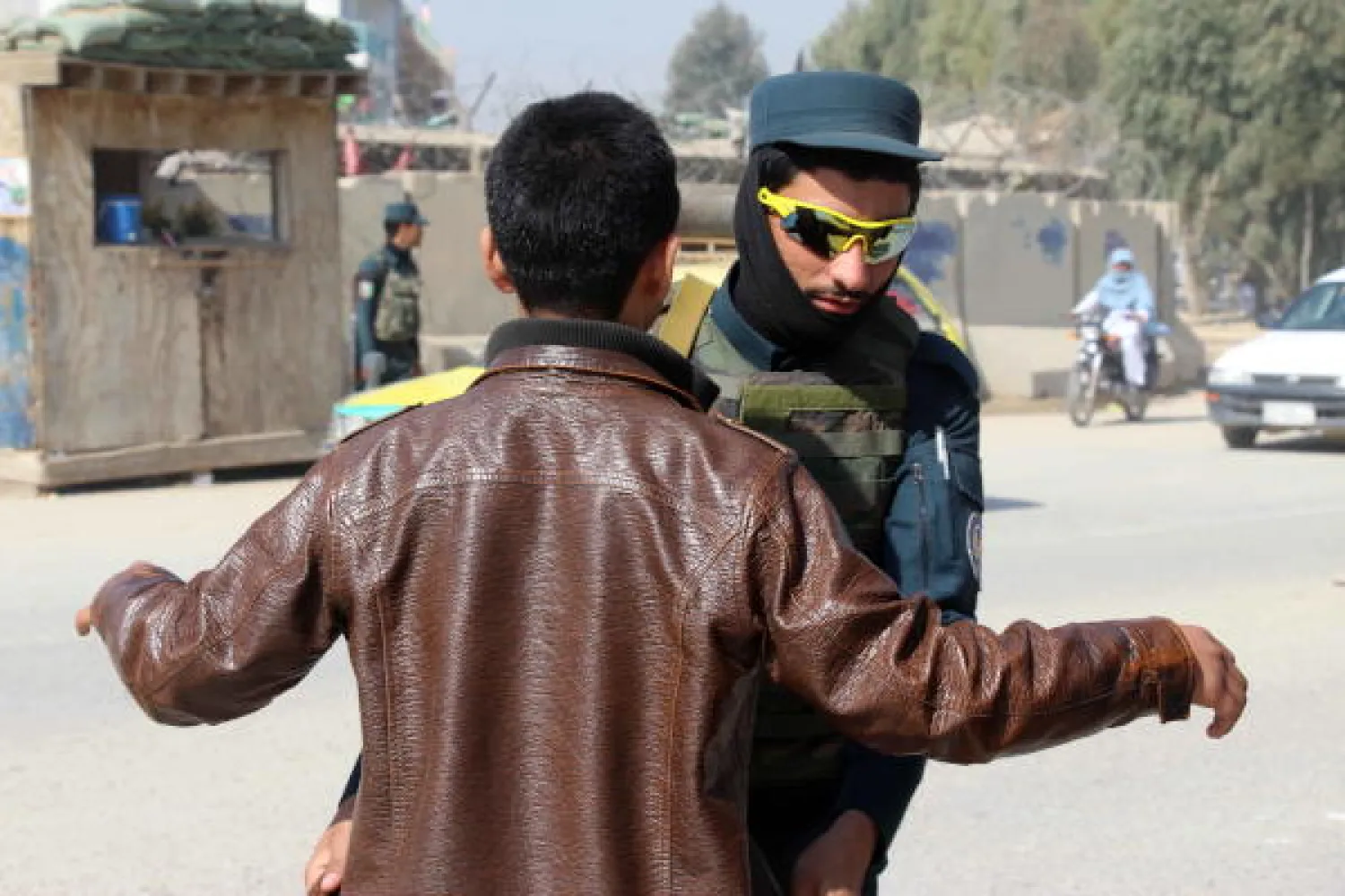  جندي أفغاني خارج نقطة تفتيش ومراقبة على الطريق السريعة خارج قندهار أول من أمس (إ.ب.أ)