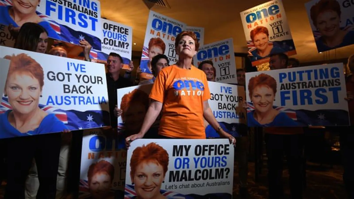 أرشيفية لزعيمة حزب أمة واحدة بولين هانسون رفقة مؤيديها خلال انتخابات 2016 (رويترز)