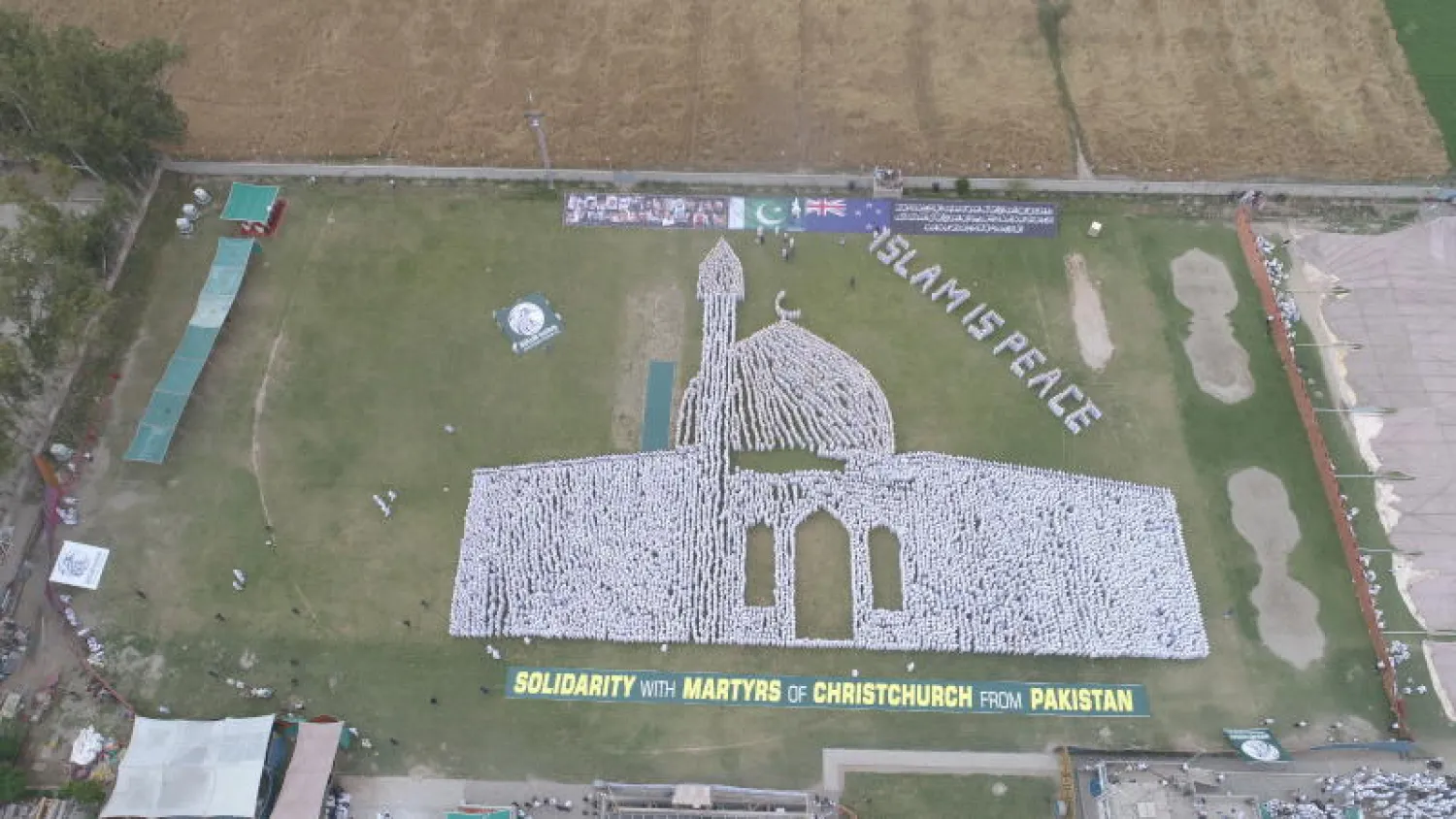 أشخاص يشكلون صورة إنسانية لمسجد النور بنيوزيلندا في كرايستشيرش (إ.ب.أ)