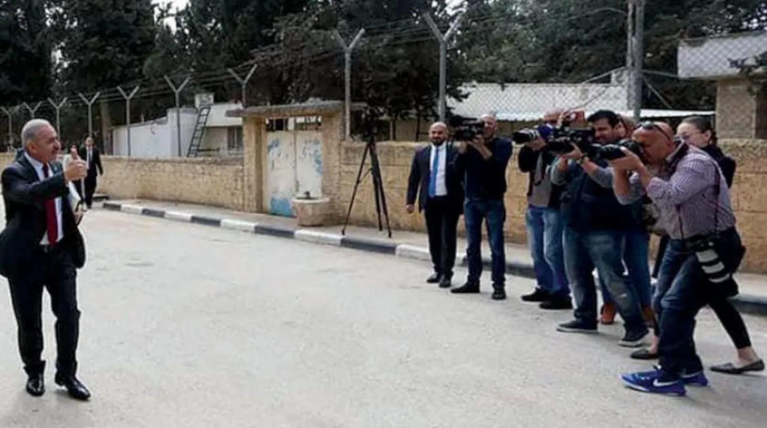 Muhammed İştiyye yürüyerek geldiği bürosunun önünde gazetecileri selamladı ( Sosyal Medya)