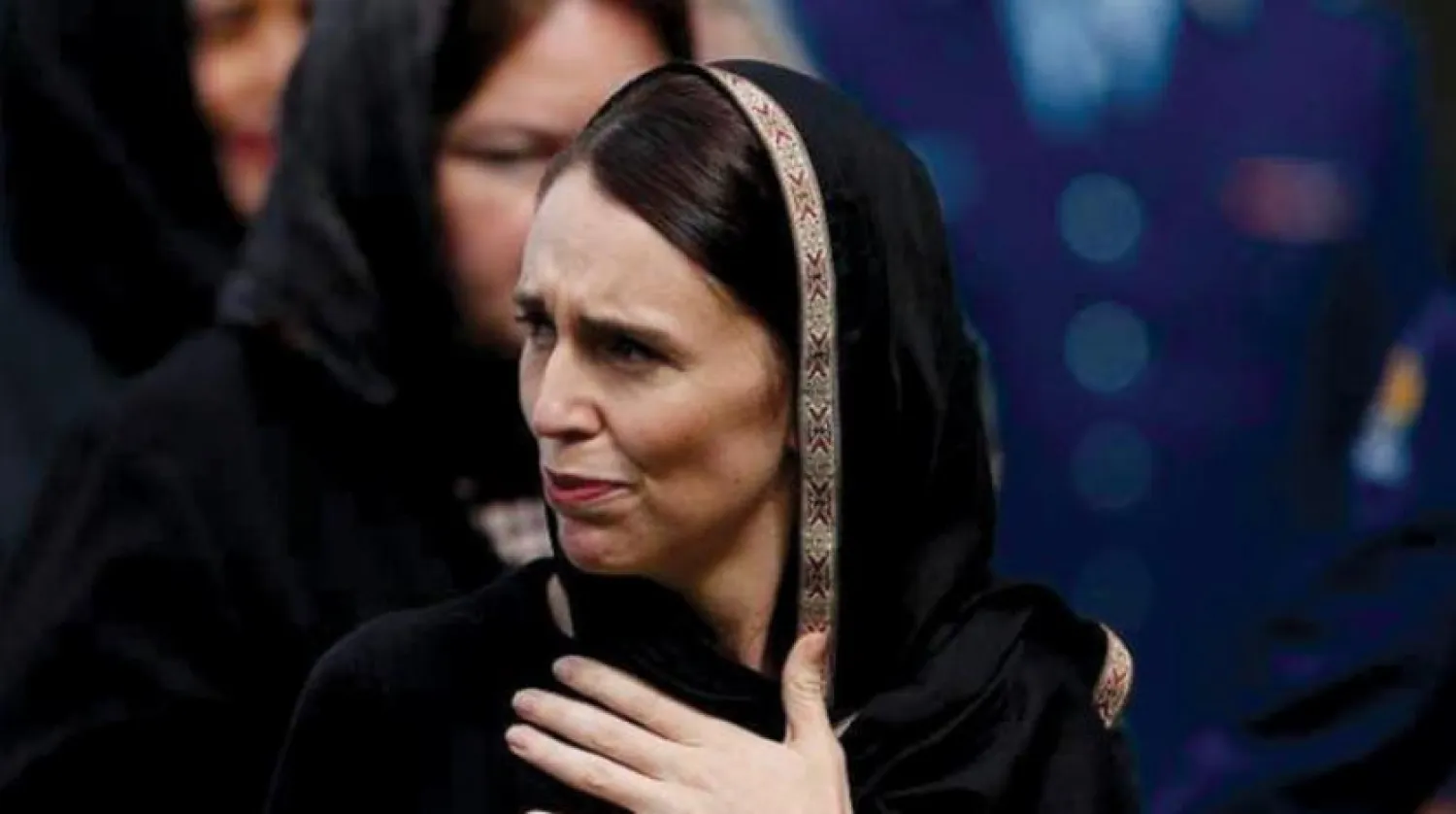 Yeni Zelanda Başbakanı Jacinda Ardern katliamdan sonra kurbanların ailelerini teselli etti (Reuters)