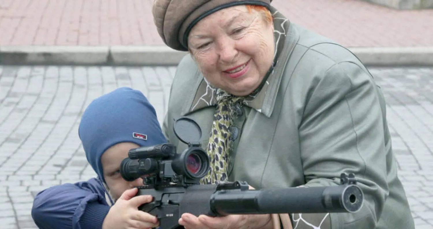 جدة وحفيدها في معرض للأسلحة الروسية في شبه جزيرة القرم في البحر الأسود (رويترز)