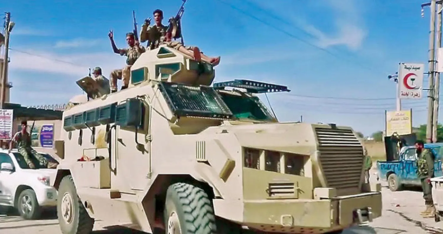 صورة وزعها إعلام «الجيش الوطني الليبي» لجنود تابعين للمشير خليفة حفتر جنوب طرابلس أمس (أ.ف.ب)