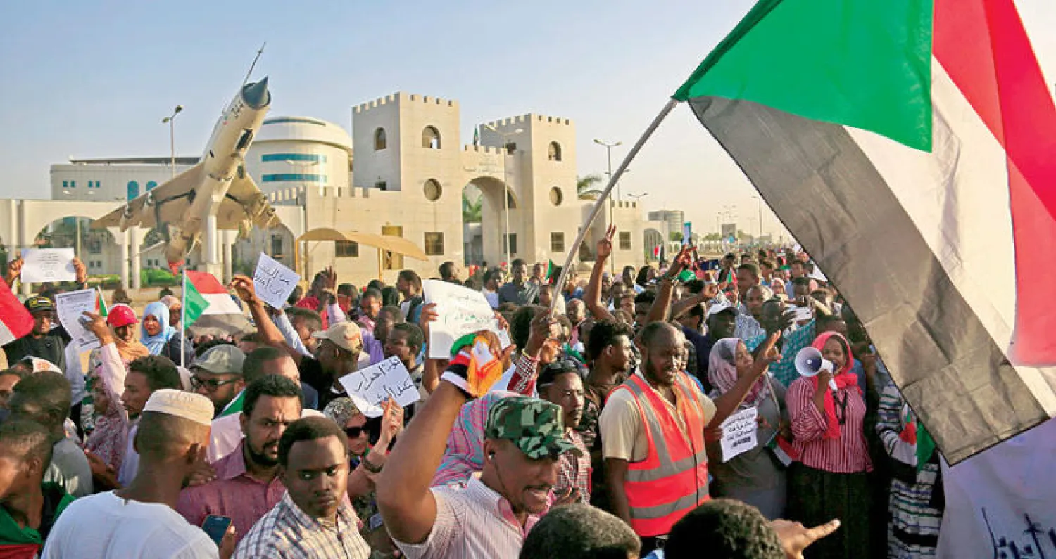 معتصمون امام مقر الجيش أمس (أ.ف.ب)