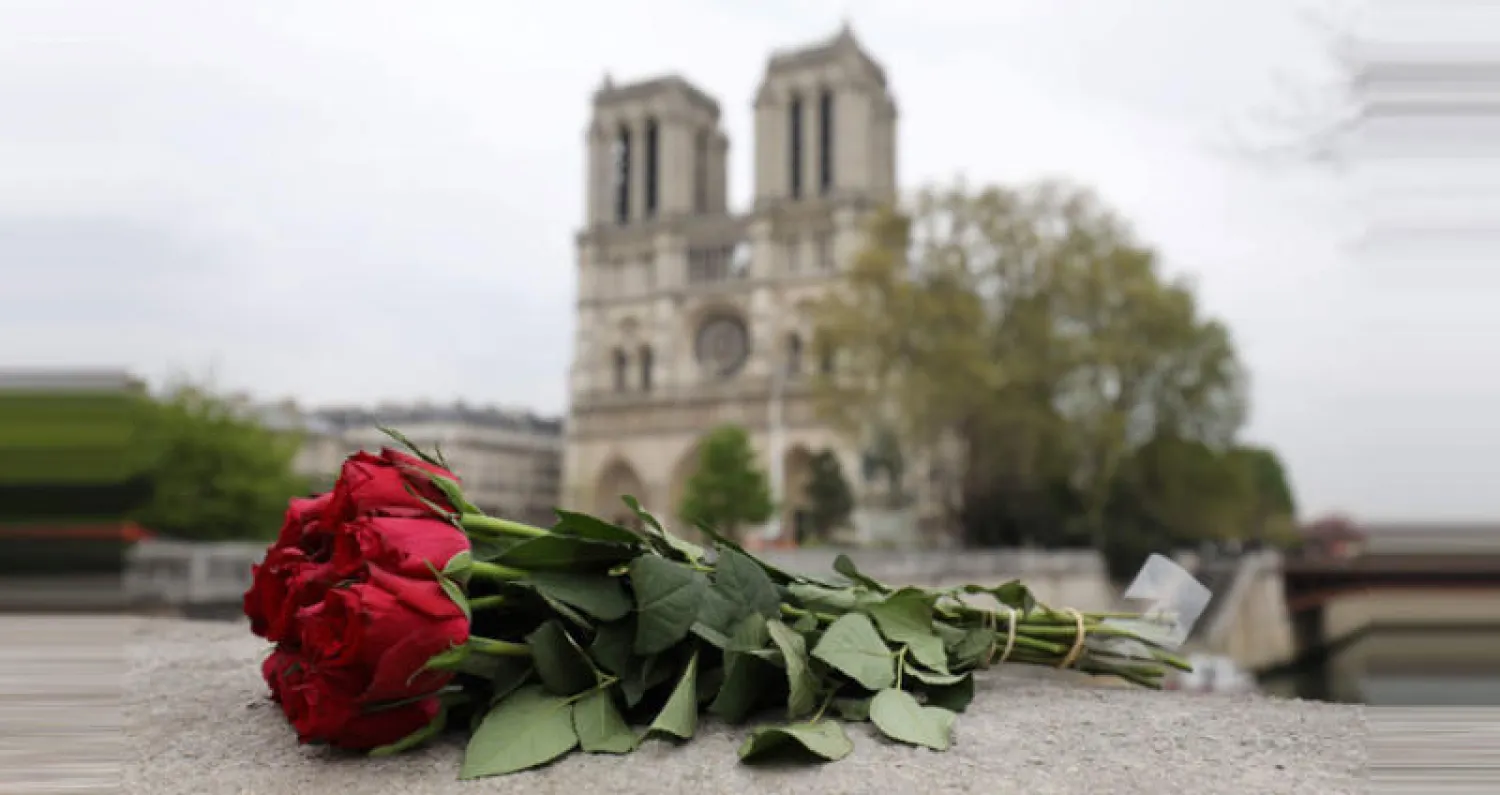 بعد يوم من الحريق وضعت الورود بالقرب من كاتدرائية نوتردام في باريس(أ.ف.ب)