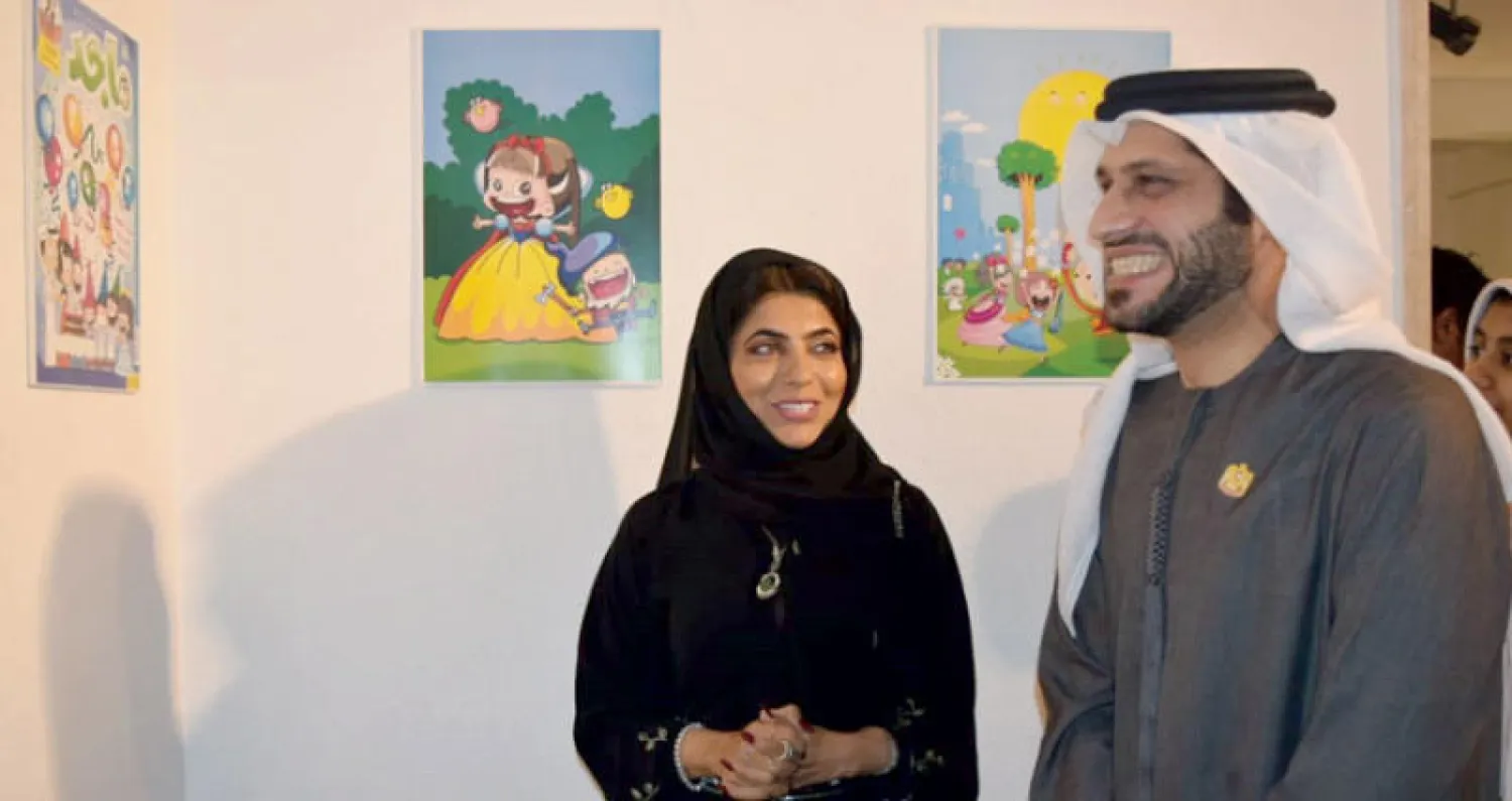 الفنانة آمنة الحمادي مع الملحق الثقافي الإماراتي بالقاهرة صالح السعدي