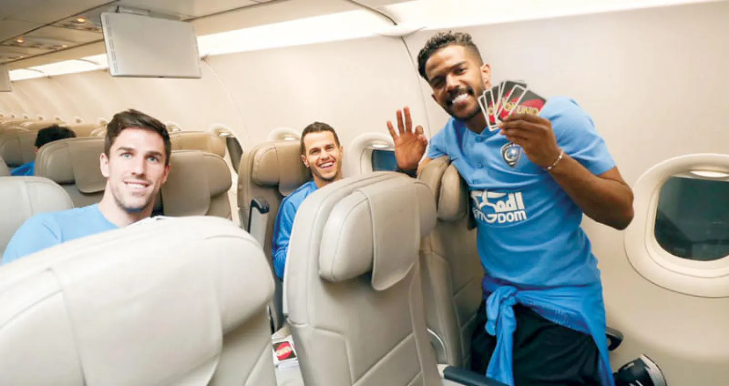 لاعبو الهلال خلال رحلتهم إلى مدينة العين الإماراتية أمس (الشرق الأوسط)