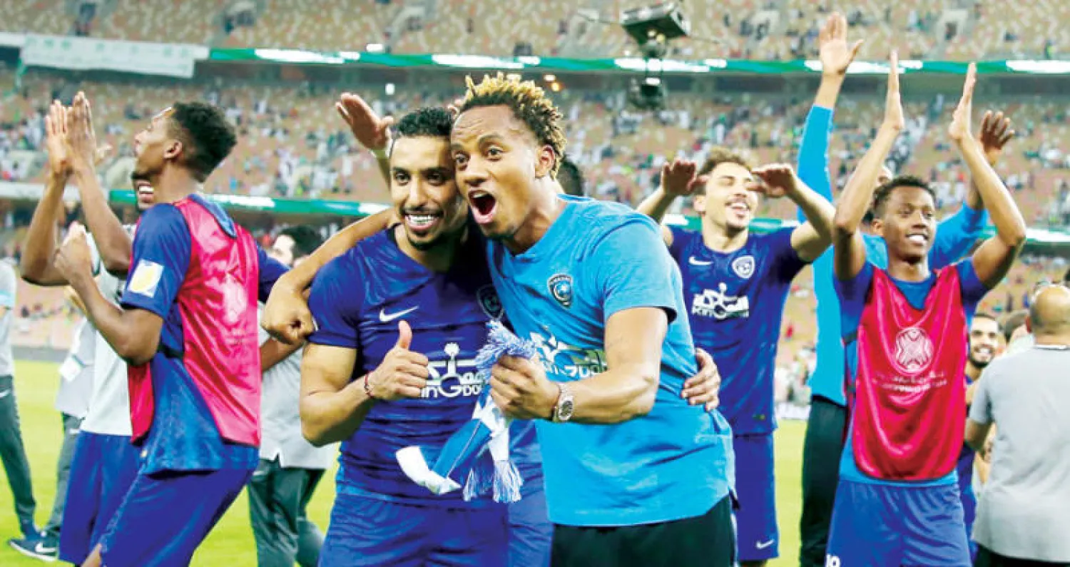 كارليتو والدوسري يحتفلان بتأهل الهلال للنهائي العربي (تصوير: محمد المانع)