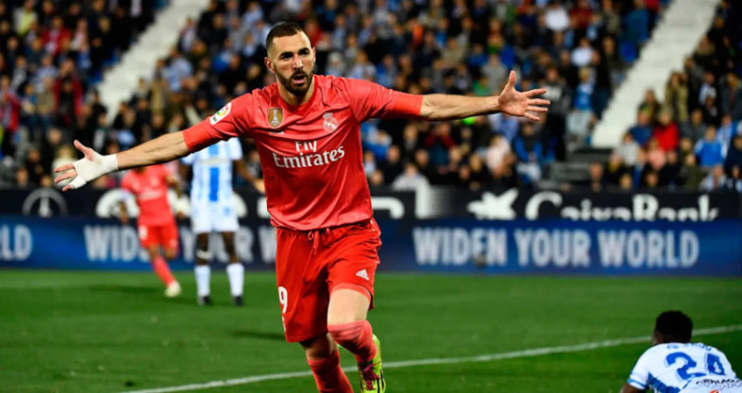 بنزيمة يحتفل بهدفه الذي أنقذ الريـال من الخسارة أمام ليغانيس (أ.ف.ب)