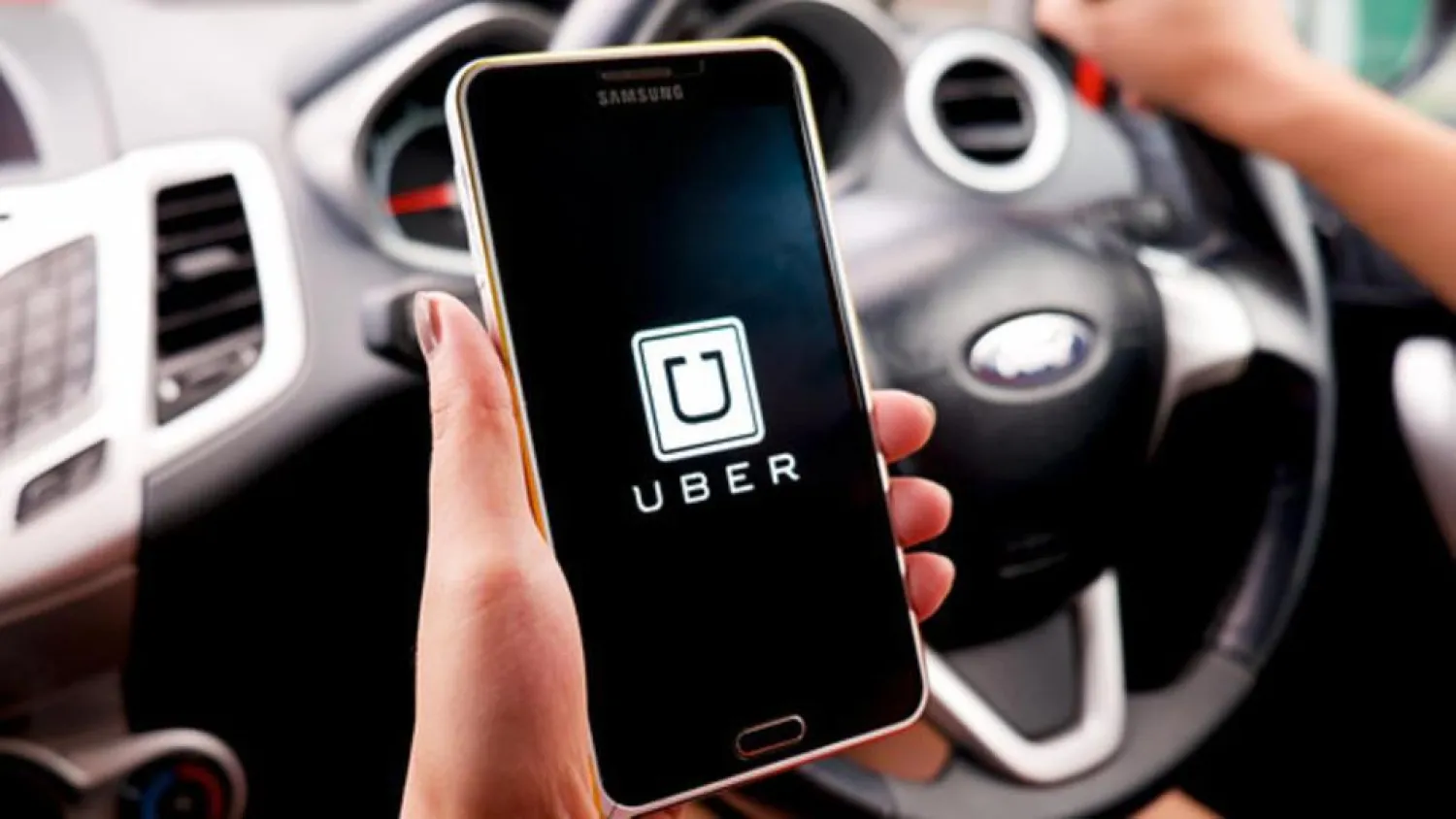 تستهدف أوبر إطلاق مزيد من خدمات النقل ذات الأسعار المعقولة (غيتي) - مدثّر شيخة الرئيس التنفيذي لشركة «كريم»/ دارا خسروشاهي الرئيس التنفيذي لشركة «أوبر»