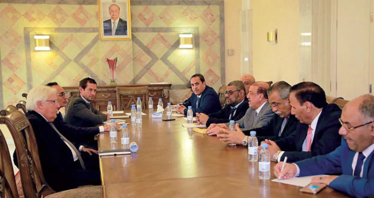 غريفيث لدى لقائه رئيس البرلمان اليمني ونواب آخرين في الرياض أمس (سبأ)