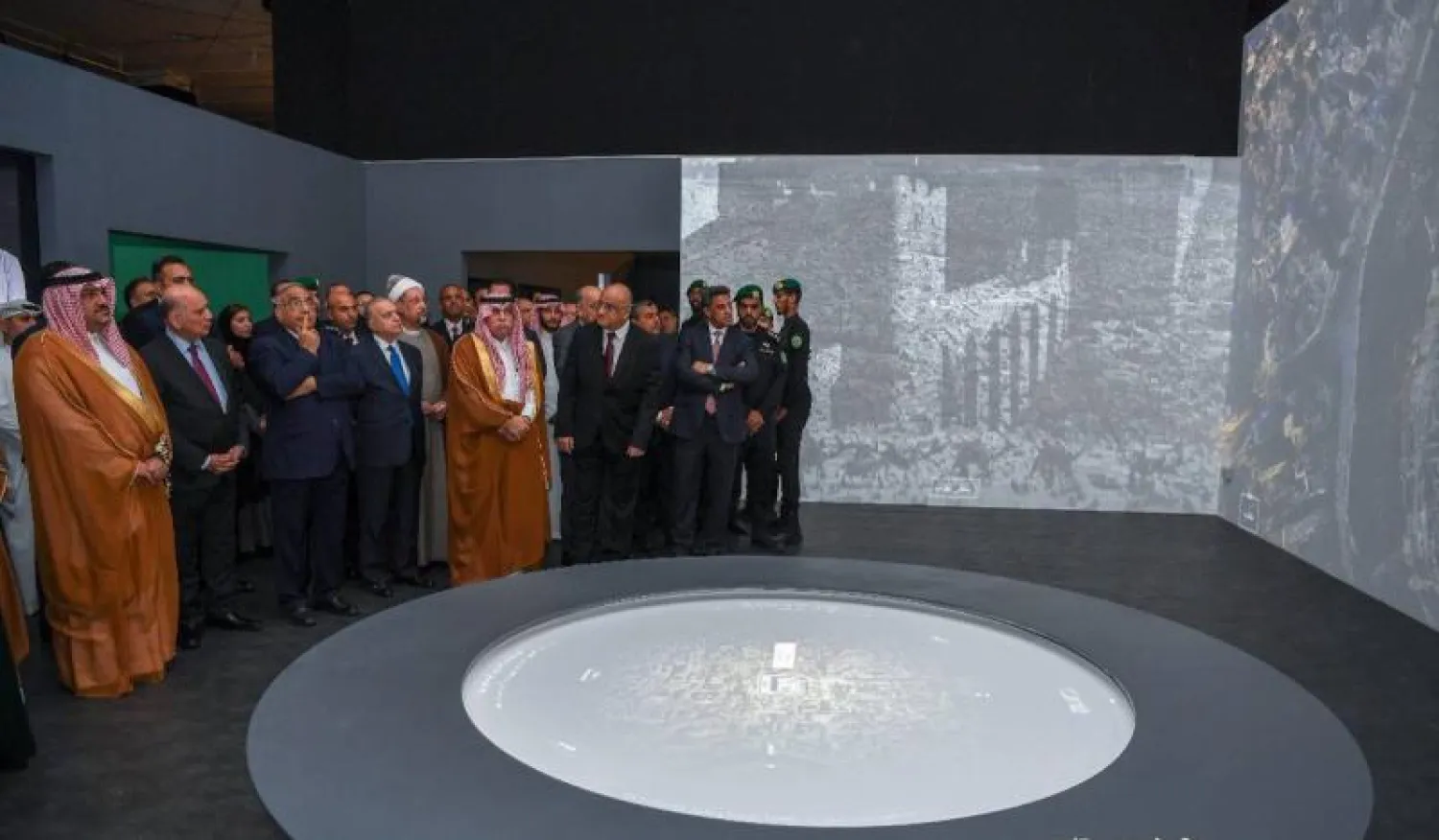رئيس الوزراء العراقي عادل عبد المهدي خلال جولة في معرض «مدن دمّرها الإرهاب» بالرياض (وزارة الثقافة السعودية)