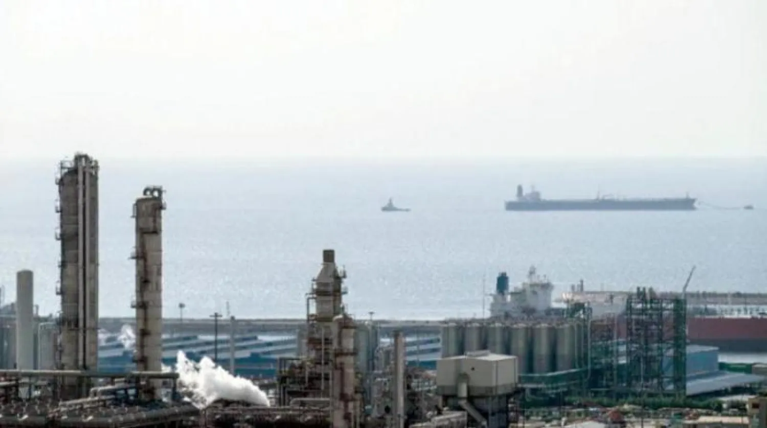 ناقلة نفط تمر بمحاذاة إحدى منشآت الغاز في حقل «بارس» الجنوبي في إيران (رويترز)