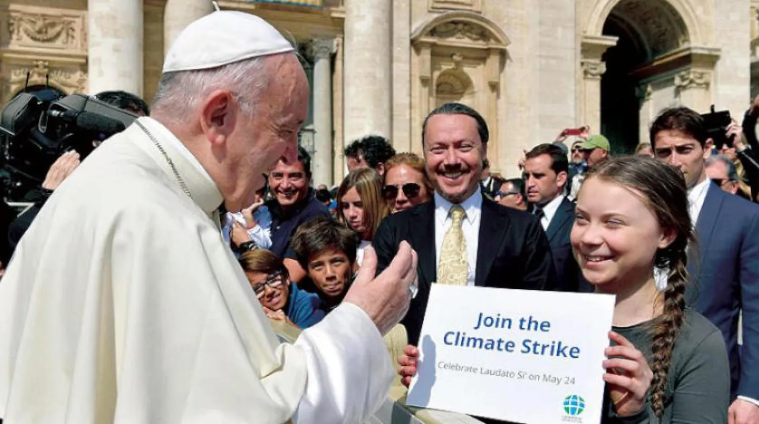 Küresel ısınmaya karşı uluslararası harekete ilham veren İsveçli eylemci Greta Thonberg, Vatikan'daki Papa Francis ile tanıştı ve iklim protestolarına katılmasını istedi (EPA)