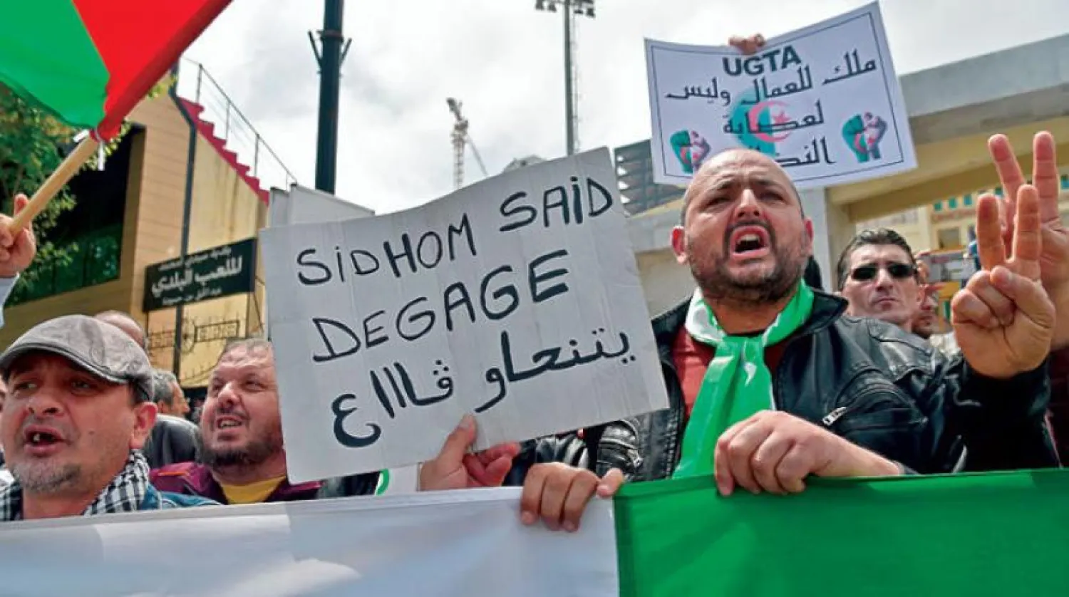 Başkent Cezayir’de dün UGTA Genel Sekreteri’ni istifaya çağıran protesto gösterileri düzenlendi (AFP)