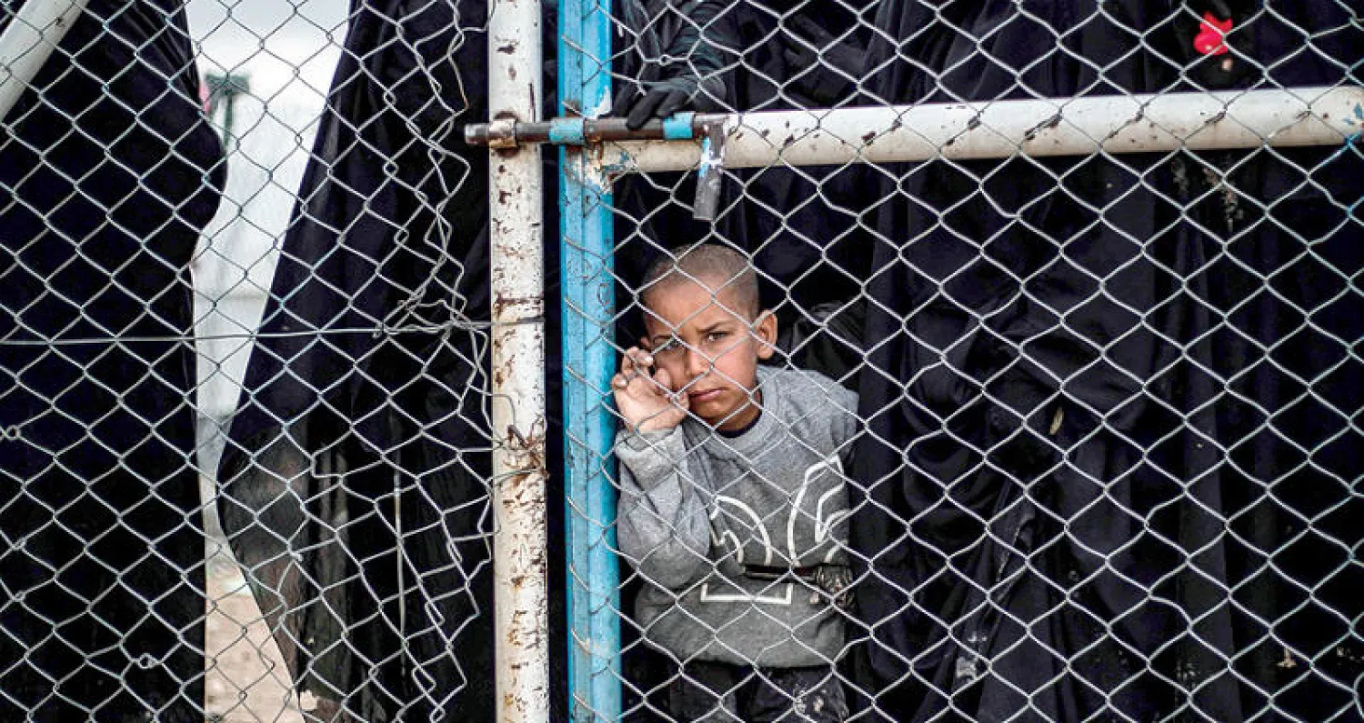 طفل في مخيم الهول شمال شرقي سوريا حيث تقيم عائلات «داعش» ومدنيون فروا من المعارك (أ.ف.ب)