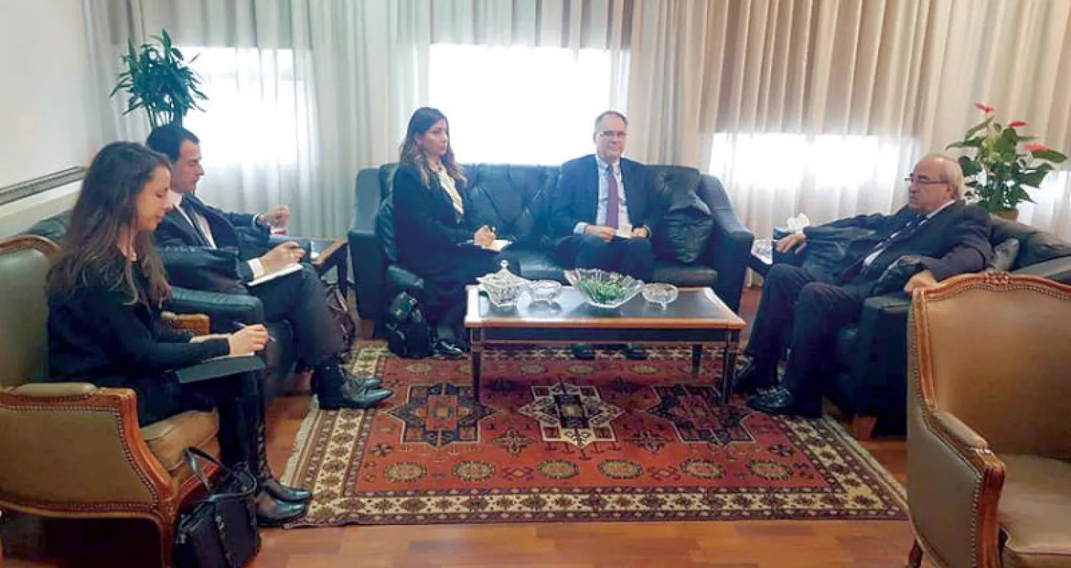 وزير العدل ألبرت سرحان خلال اجتماعه مع رئيس قلم المحكمة الدولية والوفد المرافق أمس (الوكالة الوطنية)