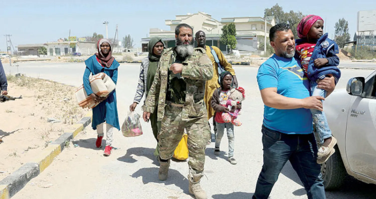 عائلة أفريقية تغادر منطقة السواني بعد ارتفاع وتيرة المعارك أمس (رويترز)