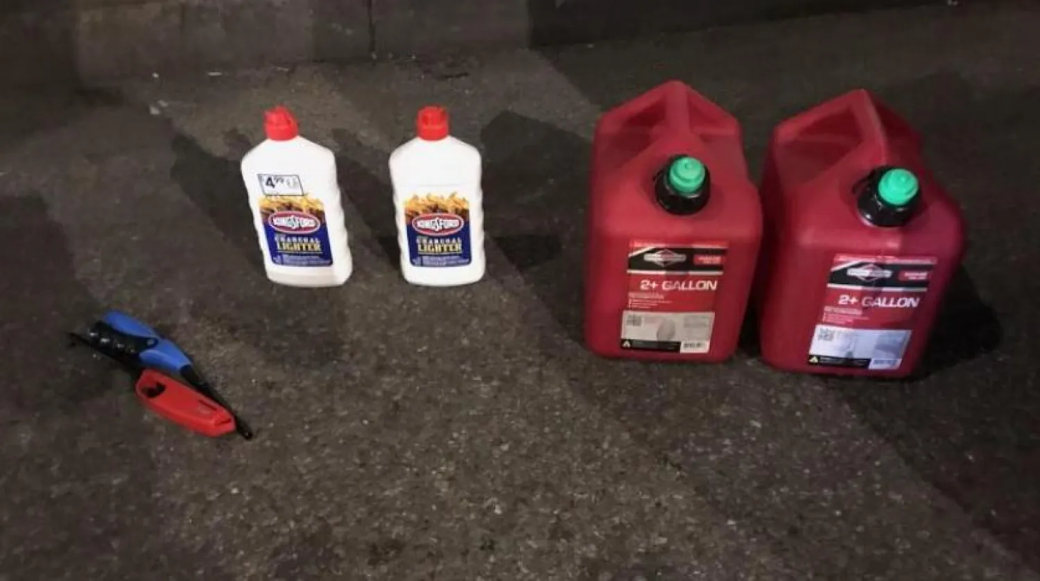 New York kentinde bulunan St. Patrick's Katedrali'nde ele geçirilen benzin bidonları (Twitter)