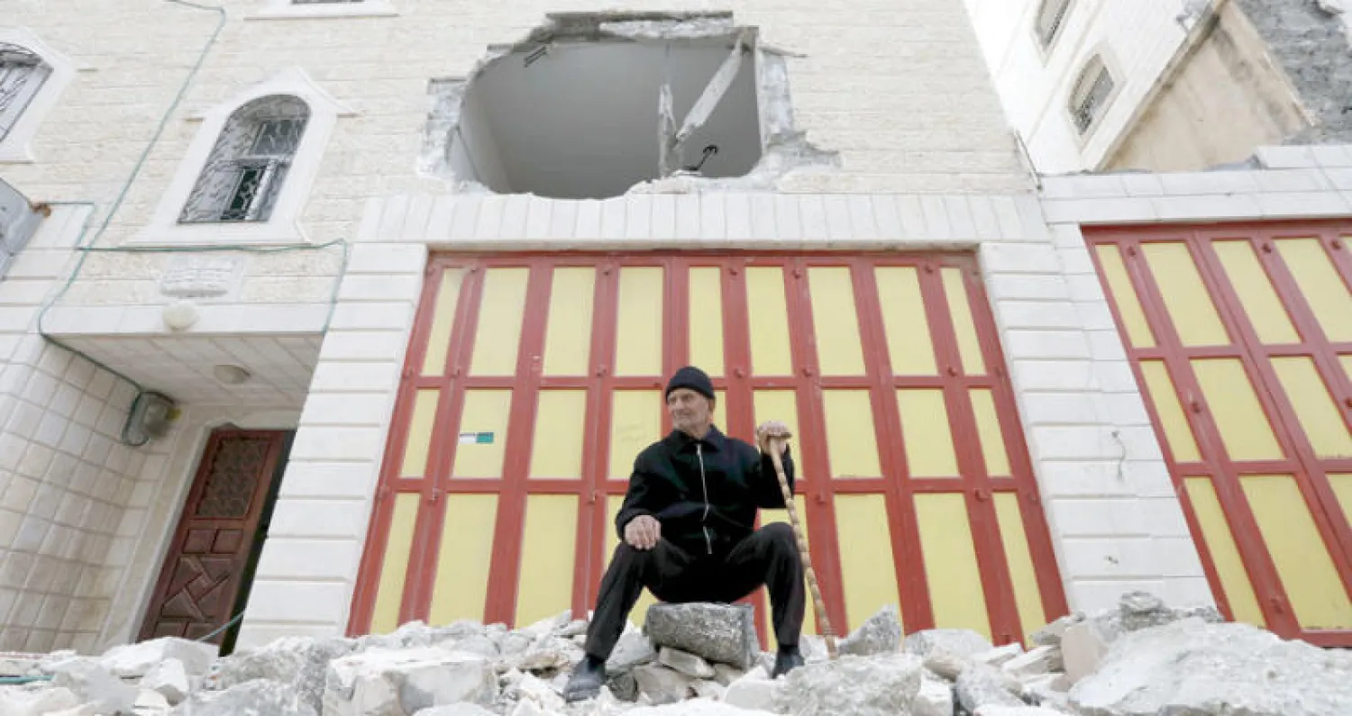 فلسطيني أمام بيته الذي دمرته قوات الاحتلال الإسرائيلي (إ .ب .أ)                            
يهود أرثوذوكس يحتفلون بعيد الفصح في القدس أمس (أ. ف. ب)