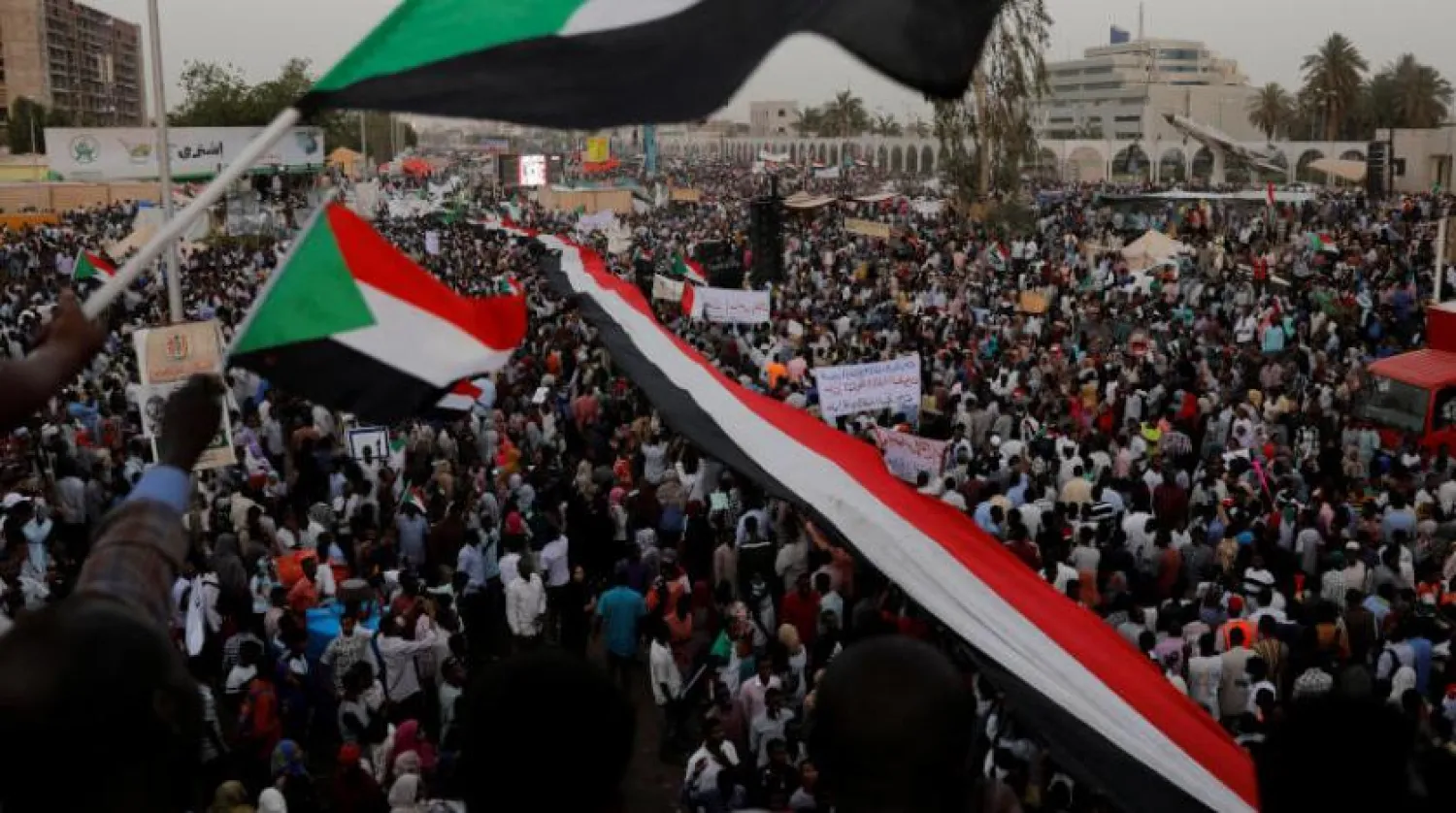 معترضان در مقابل مقر فرماندهی کل ارتش سودان در خارطوم (رویترز)