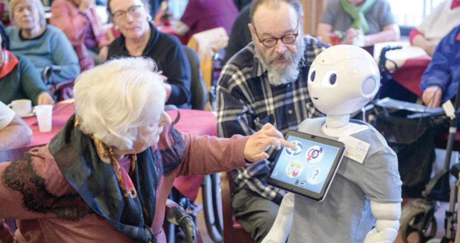 تراهن اليابان لتعويض النقص في اليد العاملة على الروبوت وزيادة عدد النساء في سوق العمل (غيتي)