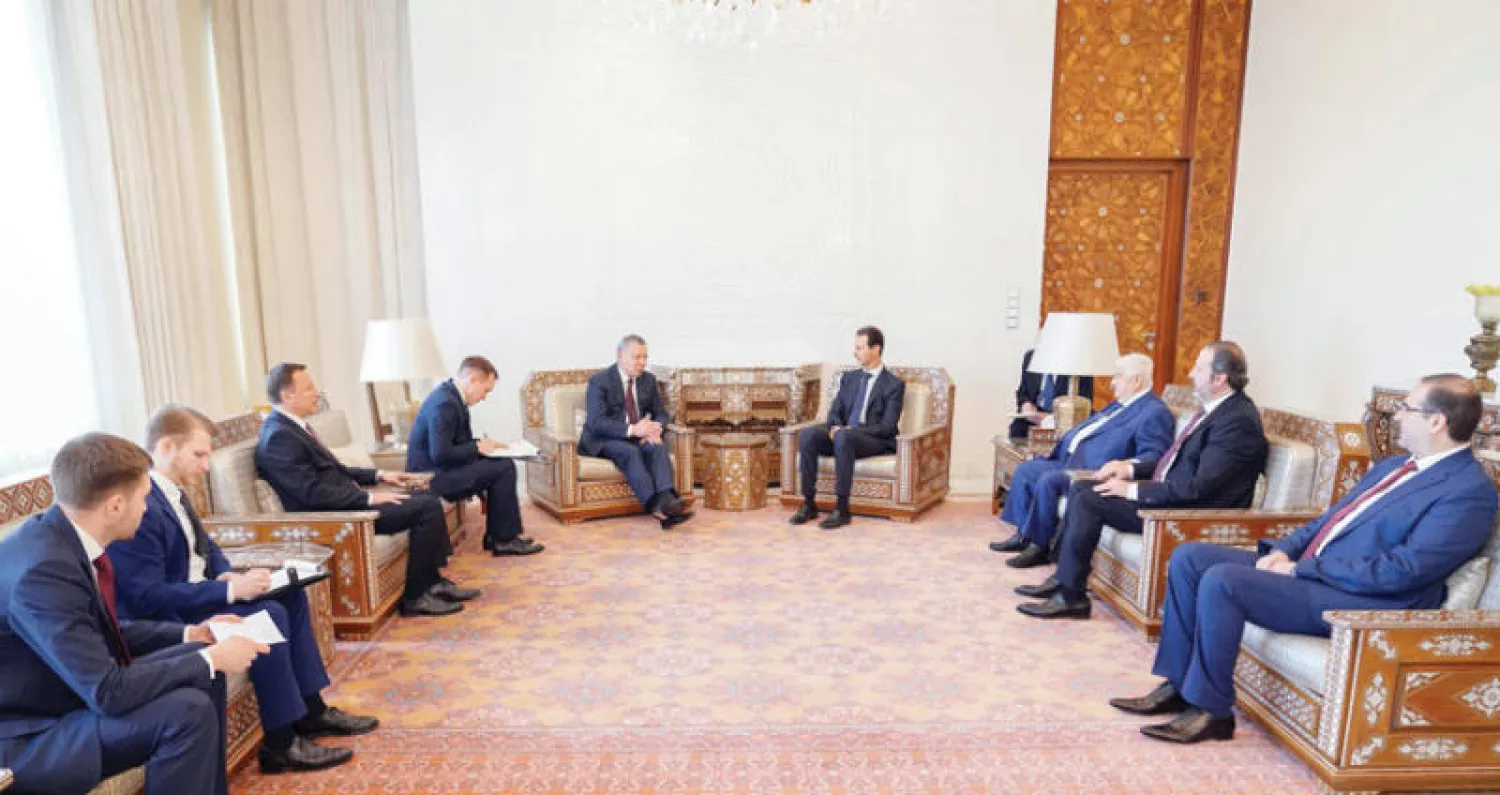 الأسد مستقبلاً بوريسوف بحضور مسؤولين من الجانبين (أ.ف.ب)