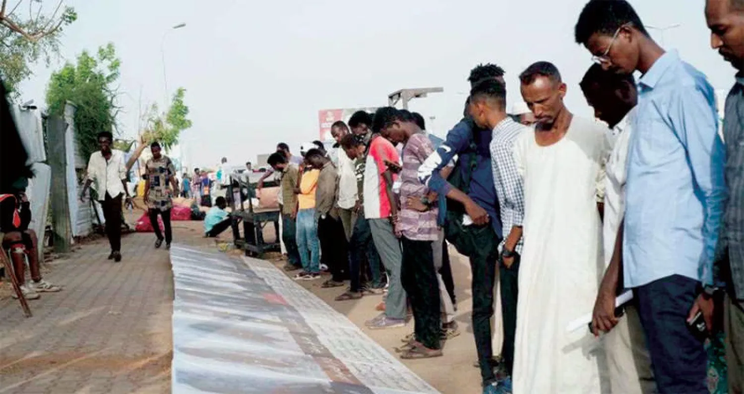 جانب من «معرض الشهداء» داخل ساحة الاعتصام أمام مقر قيادة الجيش (تصوير: مصطفى عمر)