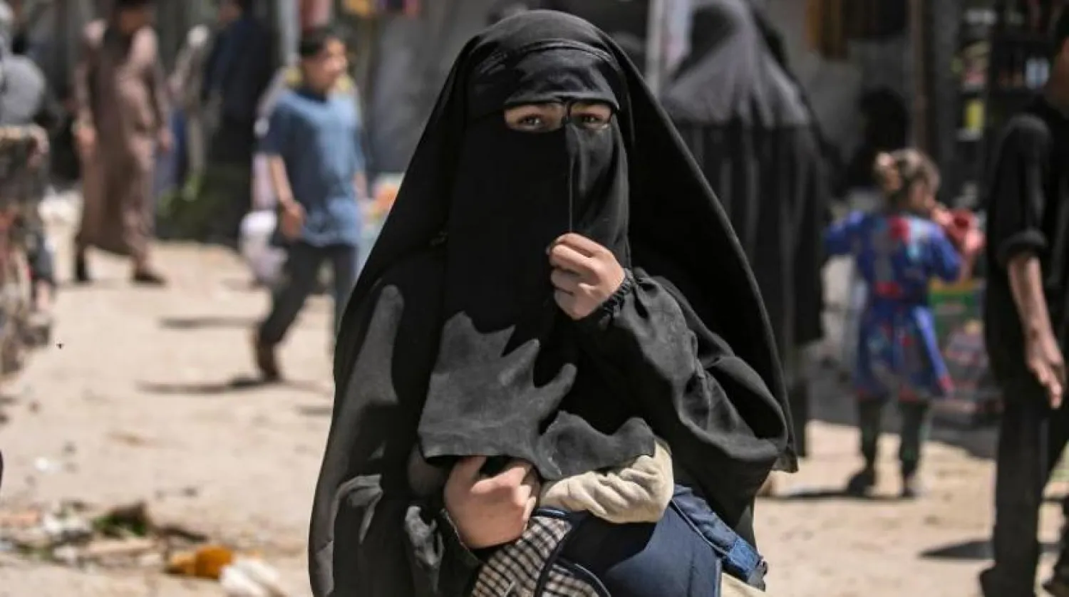 Suriye’nin doğusunda bulunan El-Hol kampındaki yerinden edilmiş bir kadın (Arşiv-AFP)