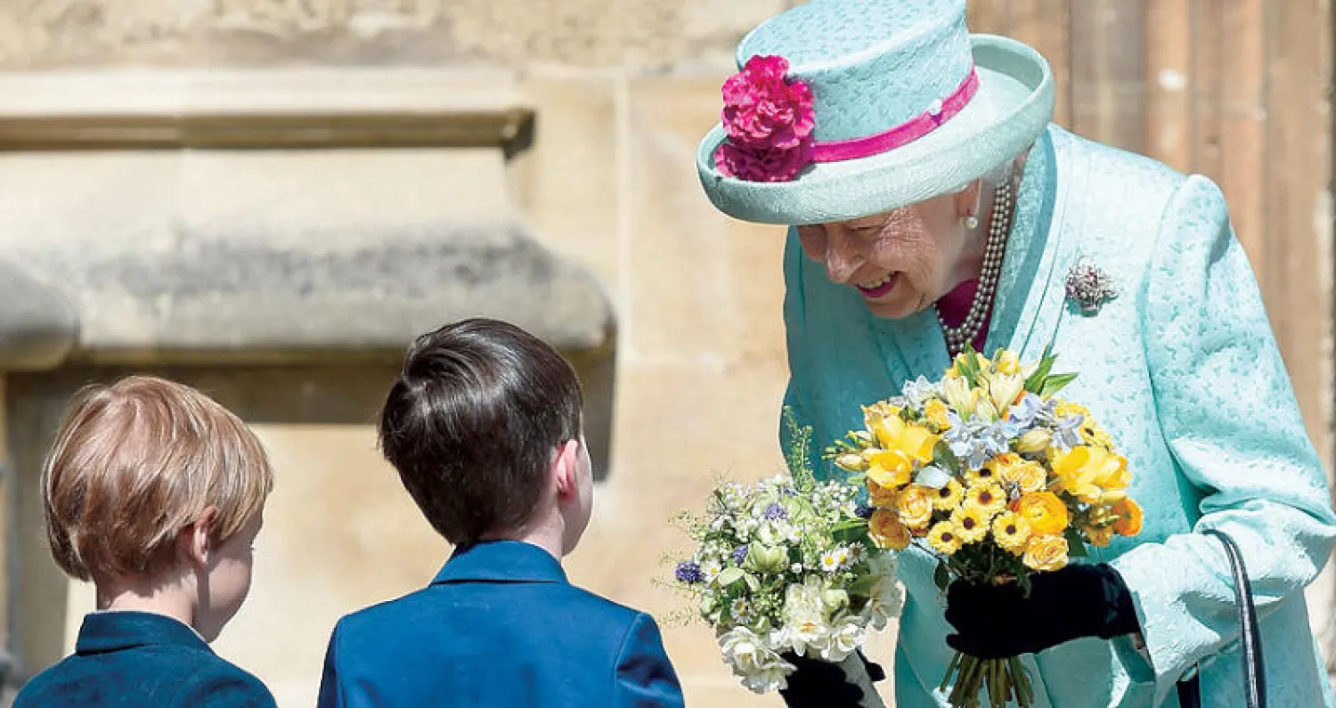 الملكة إليزابيث الثانية أمام كنيسة القديس جورج في قلعه وندسور (رويترز)