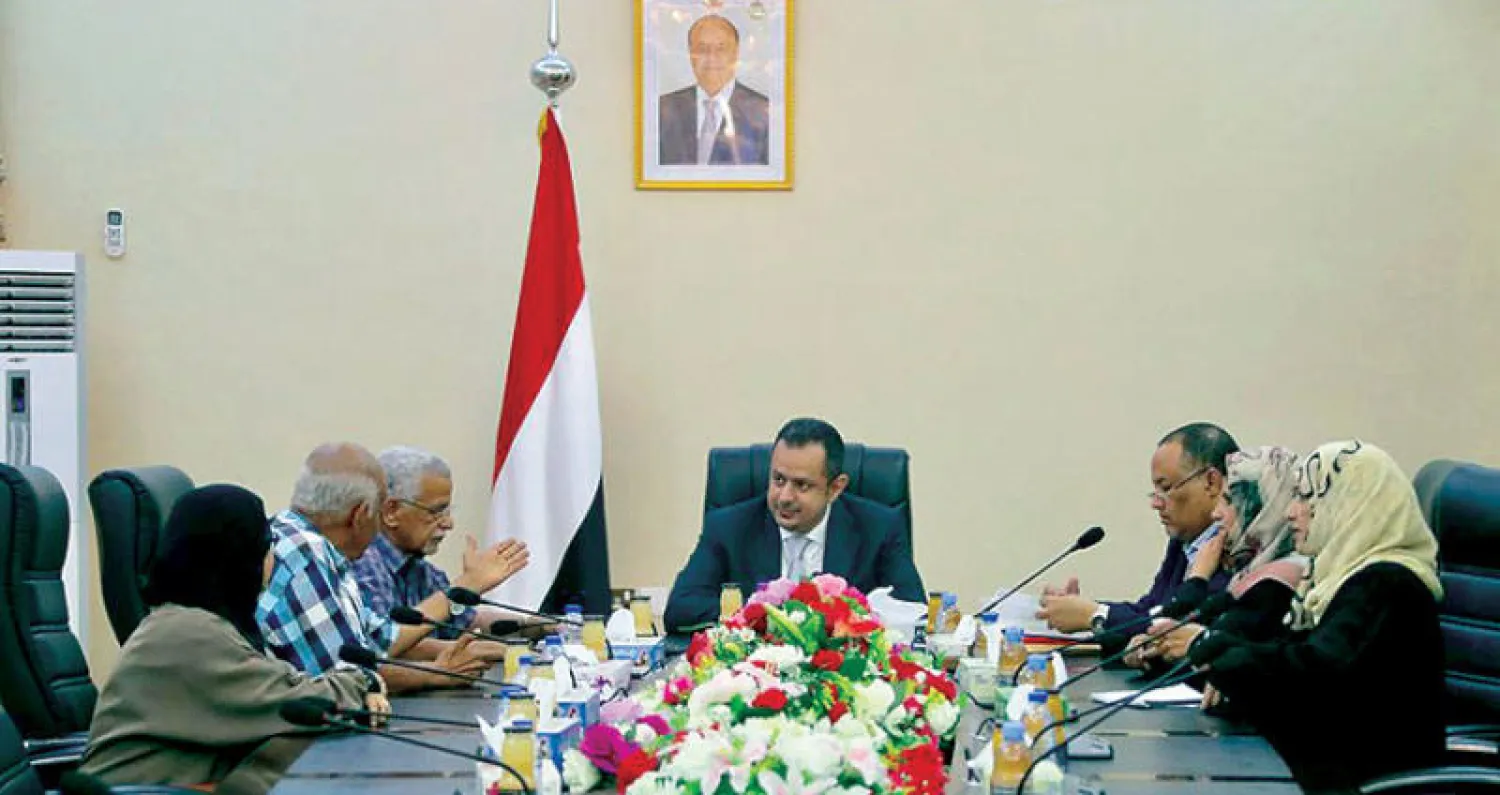 رئيس الوزراء اليمني لدى لقائه فريق لجنة الانتخابات والاستفتاءات في عدن أمس (سبأ)