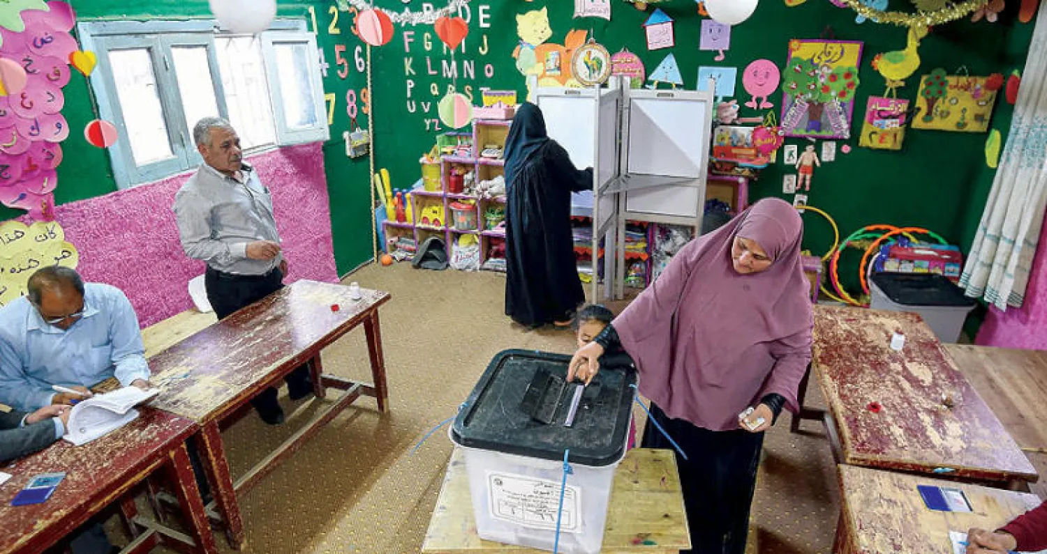 ناخبة تدلي بصوتها في محافظة المنوفية بدلتا النيل (أ.ف.ب)