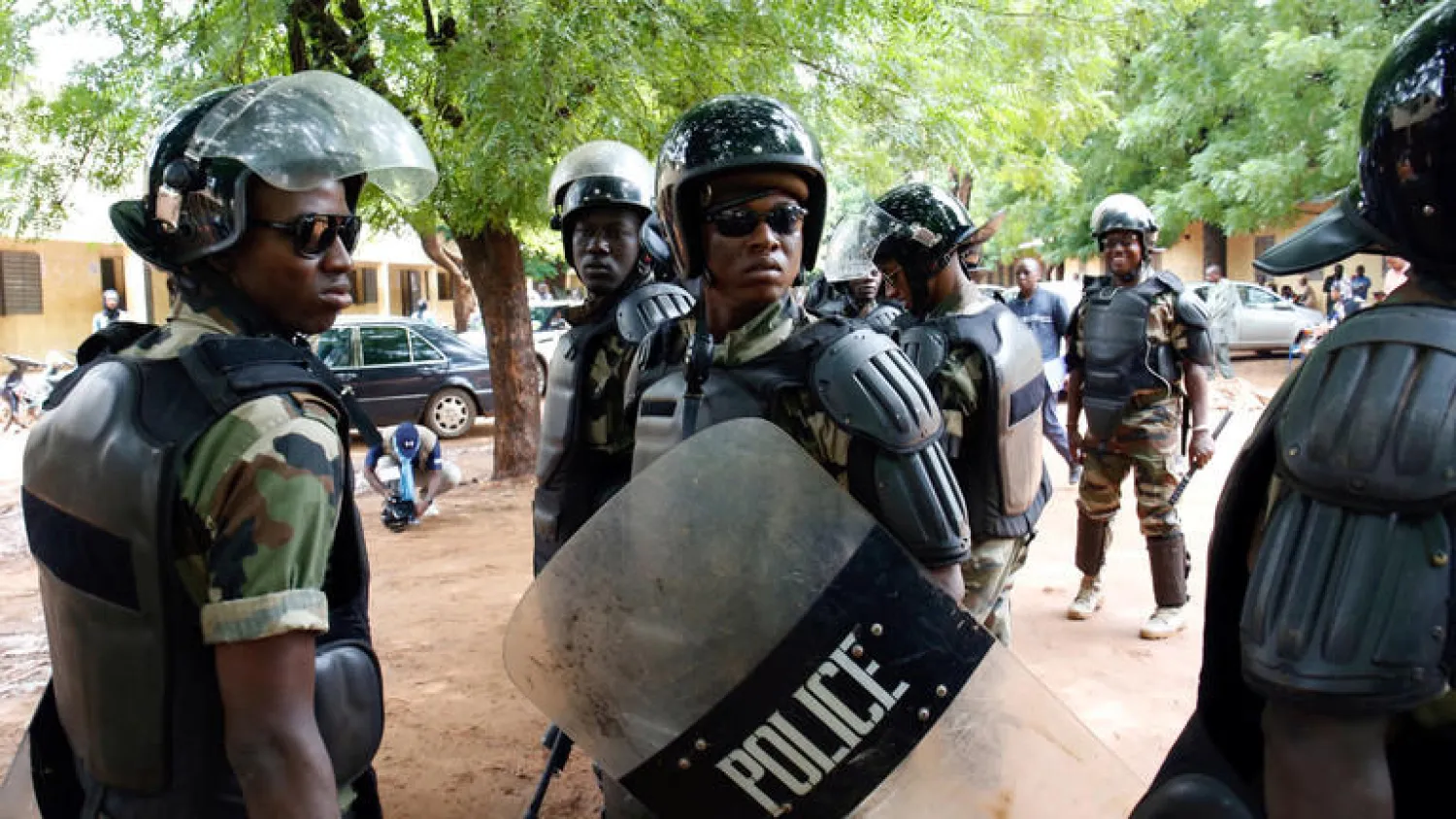 عناصر أمنية (رويترز)