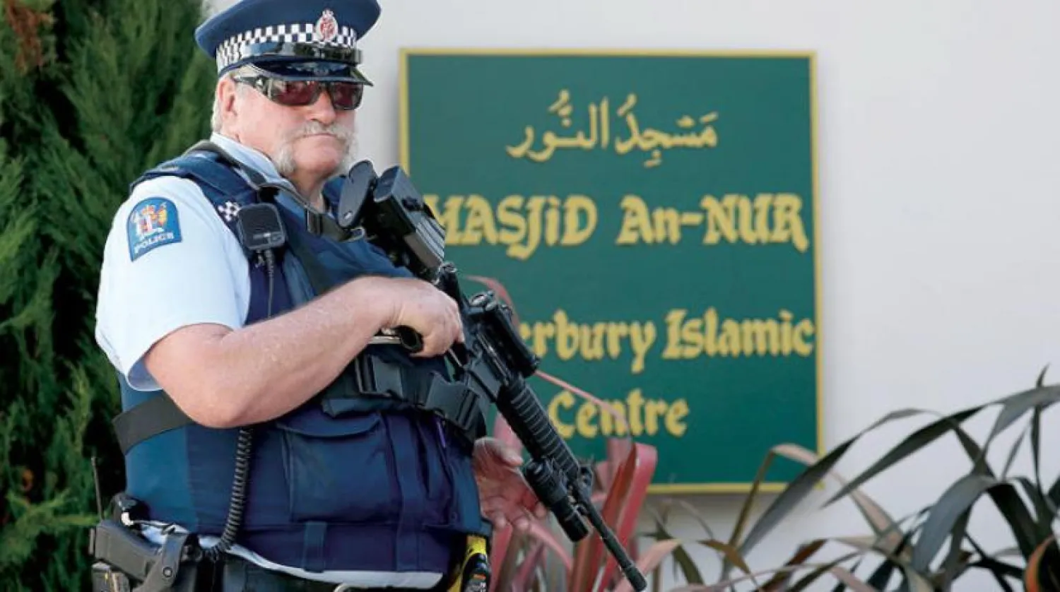 15 Mart’ta aşırı sağcı bir terörist tarafından çok sayıda Müslümanın ölümüne ve yaralanmasına neden olan Yeni Zelanda'nın Christchurch şehrindeki terör saldırısının hedefi olan Nur Camii dışında alınan güvenlik önlemleri. (AFP)