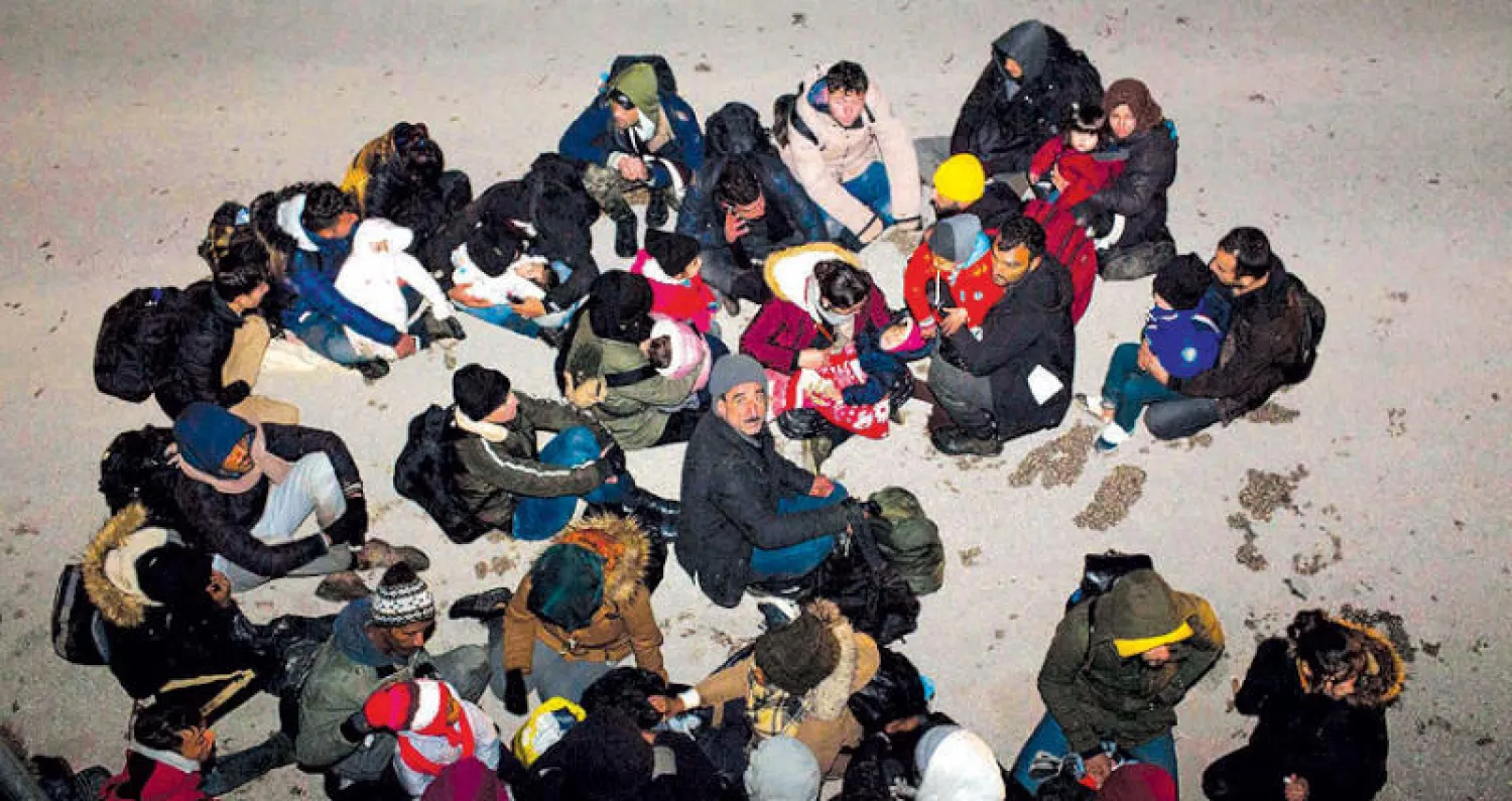 لاجئون سوريون وعراقيون شمال اليونان (أ.ب)