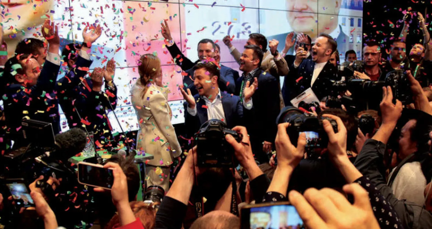 الرئيس الأوكراني الجديد وأنصاره بعد الإعلان عن استطلاعات الخروج مساء الأحد (رويترز)