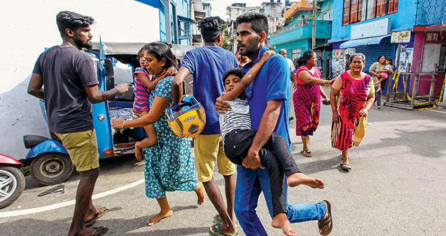 حالة من الذعر بعد اكتشاف الشرطة متفجرات قرب كنيسة في كولومبو أمس  كانت ضمن المواقع التي هوجمت أول من أمس (أ.ب)
