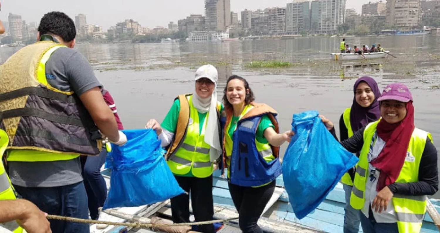 متطوعون ينظفون شواطئ النيل