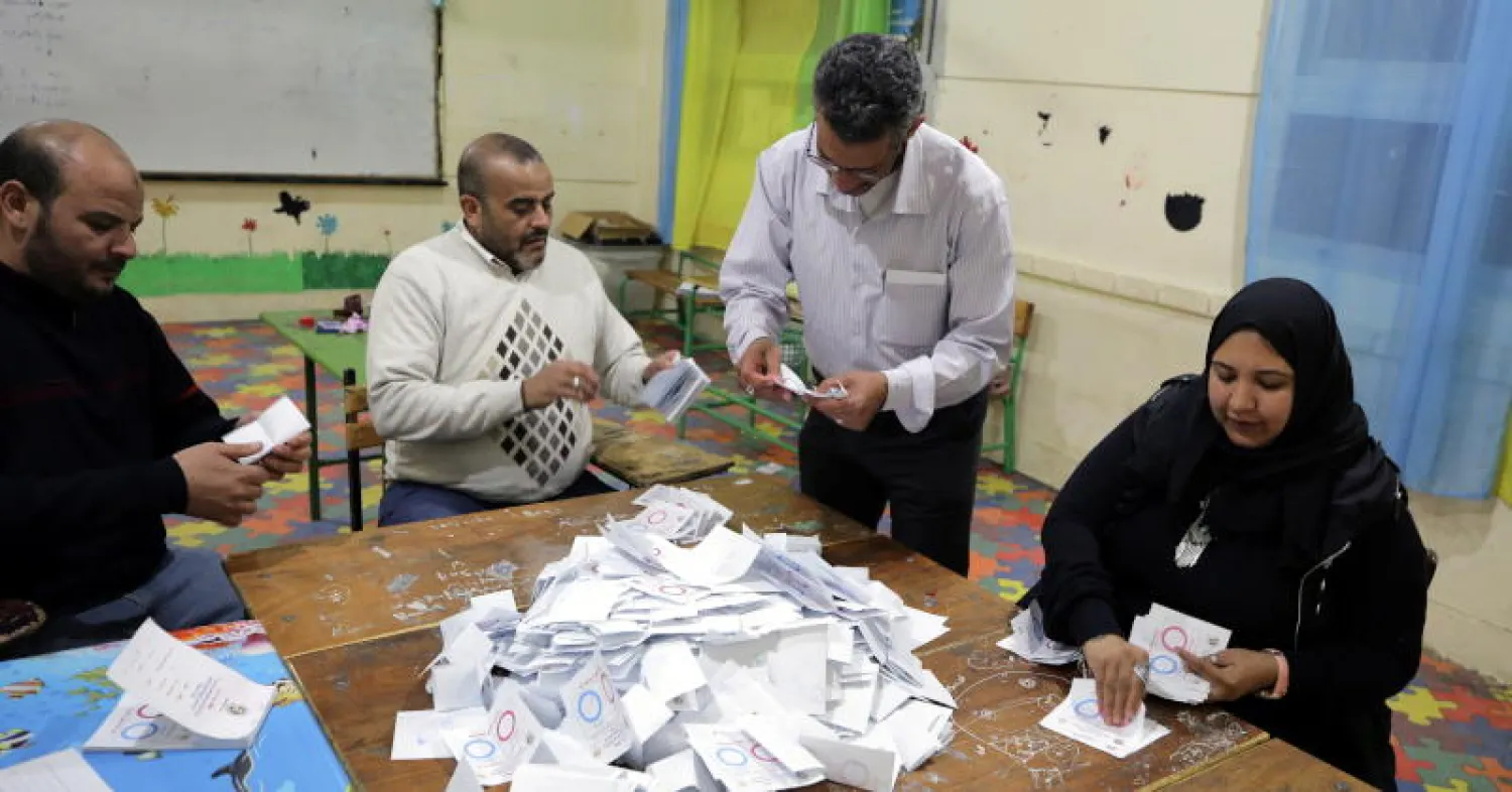 إحدى عمليات فرز الأصوات في لجنة بمحافظة الإسكندرية شمال مصر (أ.ف.ب)