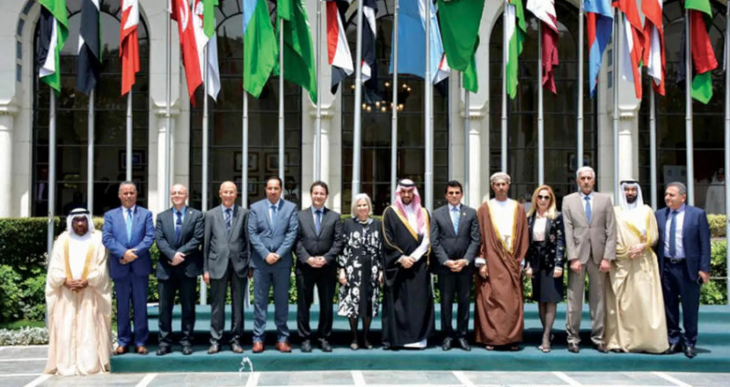 صورة جماعية لوزراء الرياضة والشباب بعد اجتماعهم أمس في القاهرة (الشرق الأوسط)