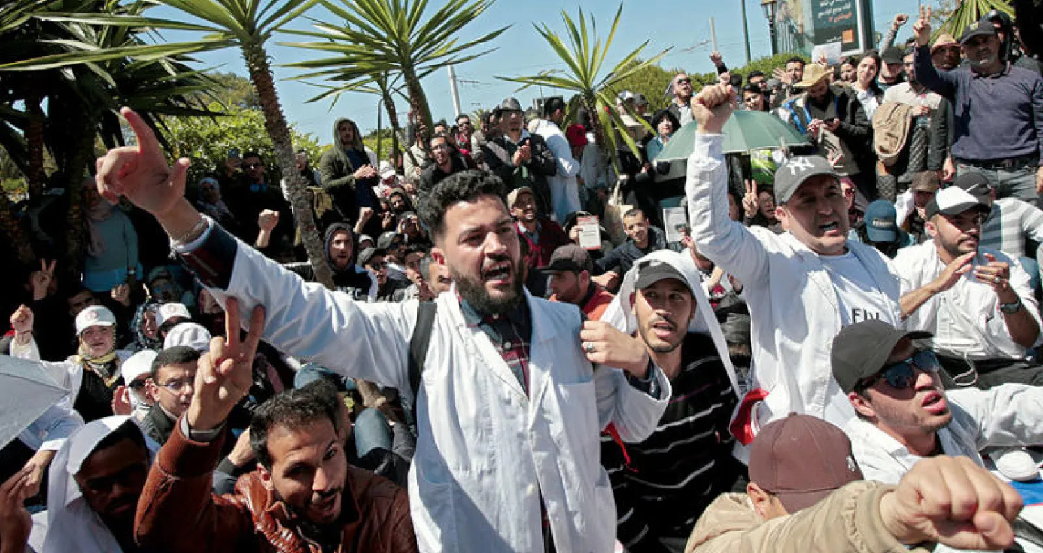 جانب من المظاهرات التي نظمها «أساتذة التعاقد» في شوارع الرباط والمستمرة منذ 8 أسابيع (رويترز)