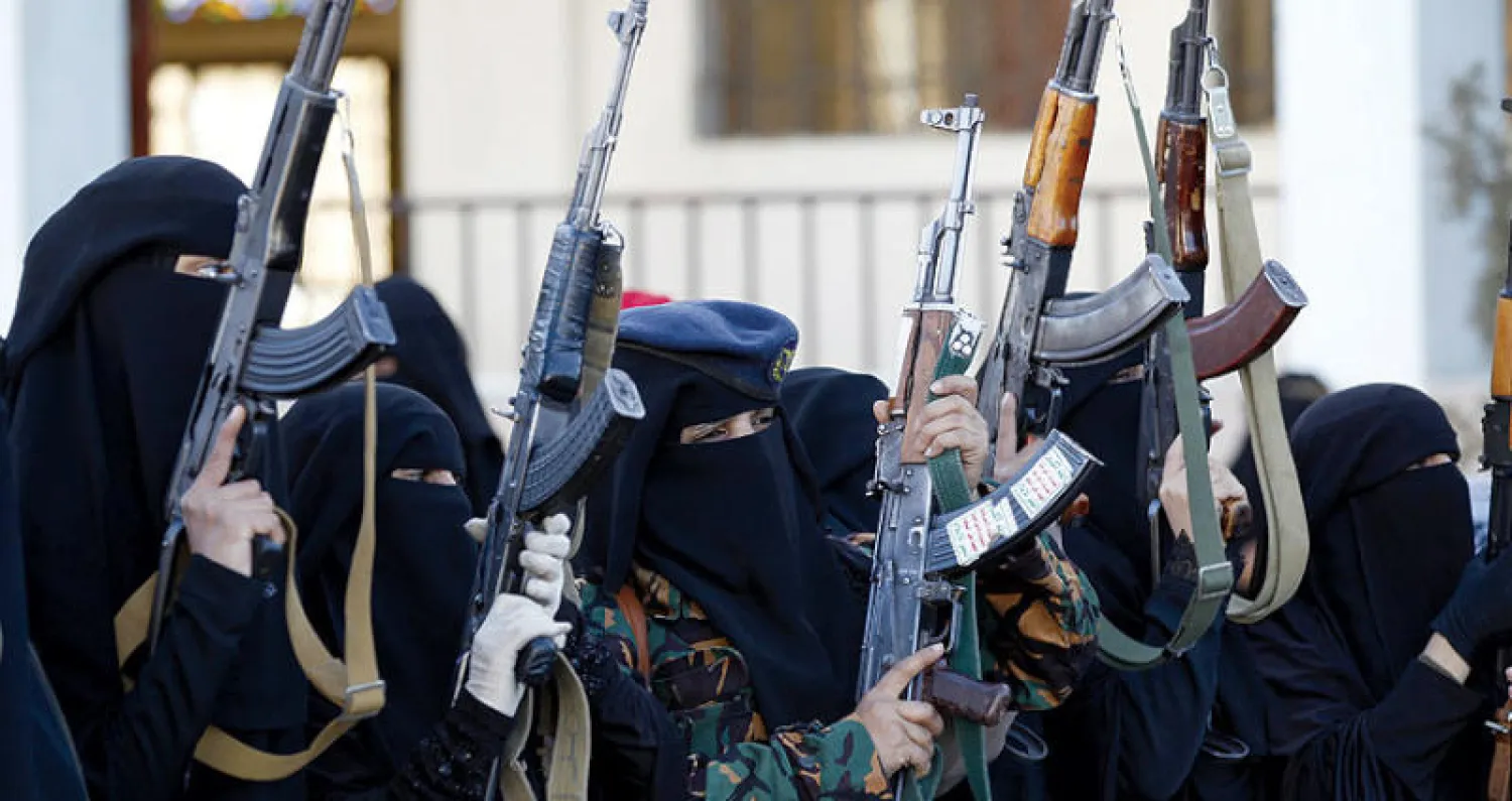 يمنيات تابعات لجماعة الحوثي يرفعن السلاح في مسيرة تأييدية للجماعة (غيتي)