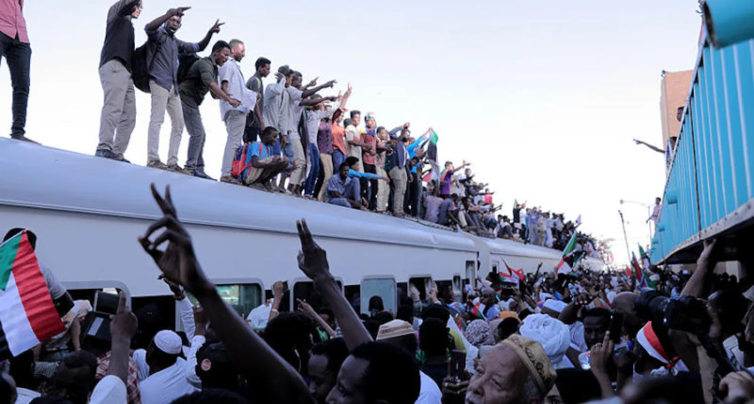 محتجون يتدفقون من مدينة عطبرة مهد الثورة للانضمام الى ميدان الاعتصام (تصوير: مصطفى عمر)