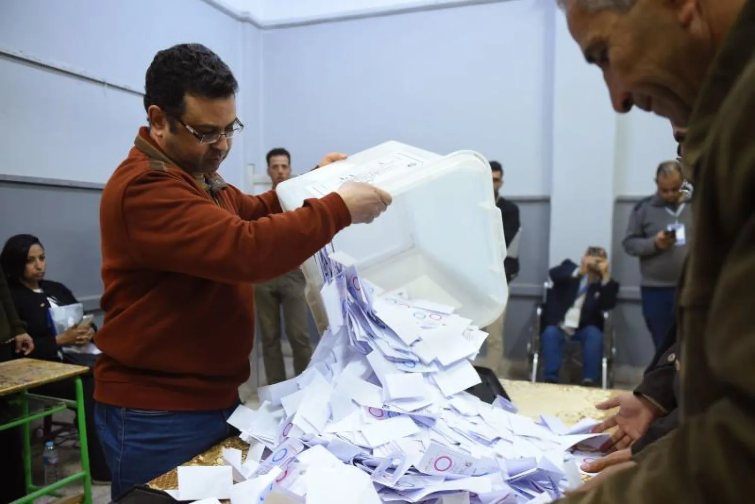 عمليات فرز الأصوات بمقر لجنة في شبين الكوم محافظة المنوفية (أ.ف.ب)