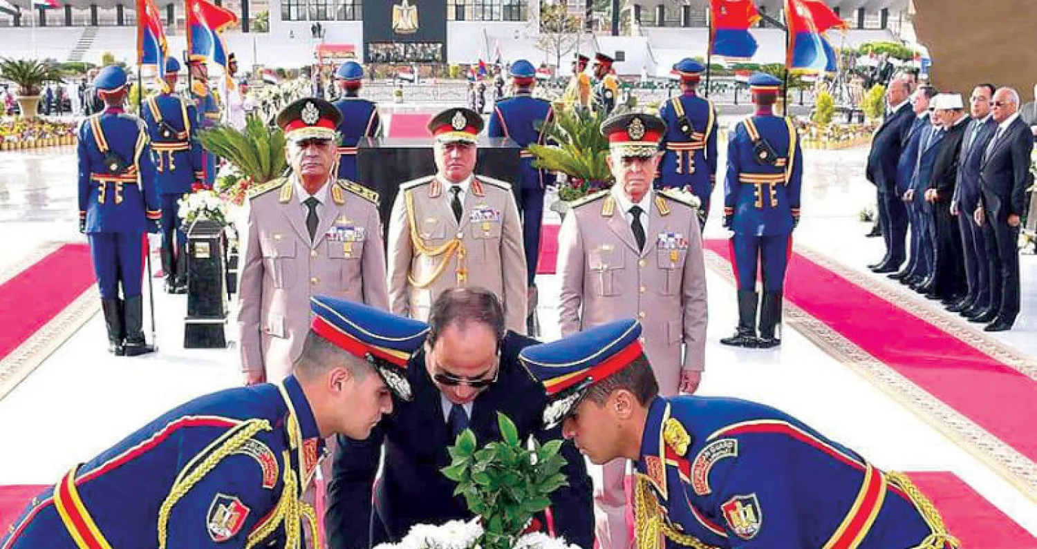 السيسي خلال زيارته أمس النصب التذكاري للجندي المجهول بمناسبة احتفالات مصر بتحرير سيناء (الرئاسة المصرية)