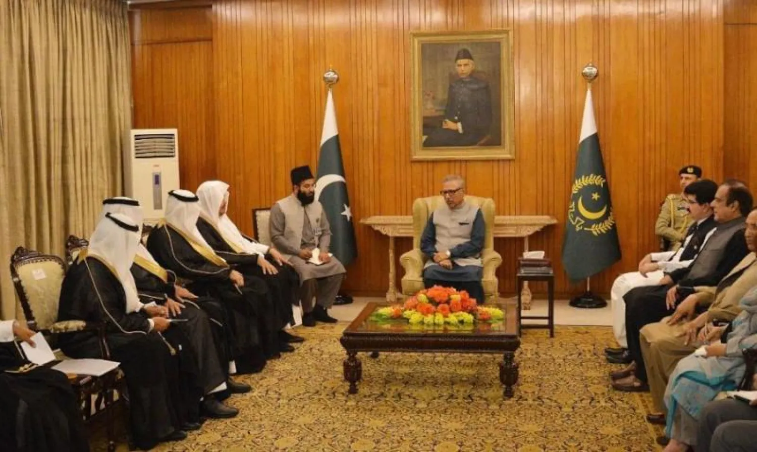 الرئيس الباكستاني الدكتور عارف علوي خلال استقباله رئيس مجلس الشورى السعودي الشيخ عبد الله آل الشيخ بالقصر الرئاسي في إسلام آباد (واس)