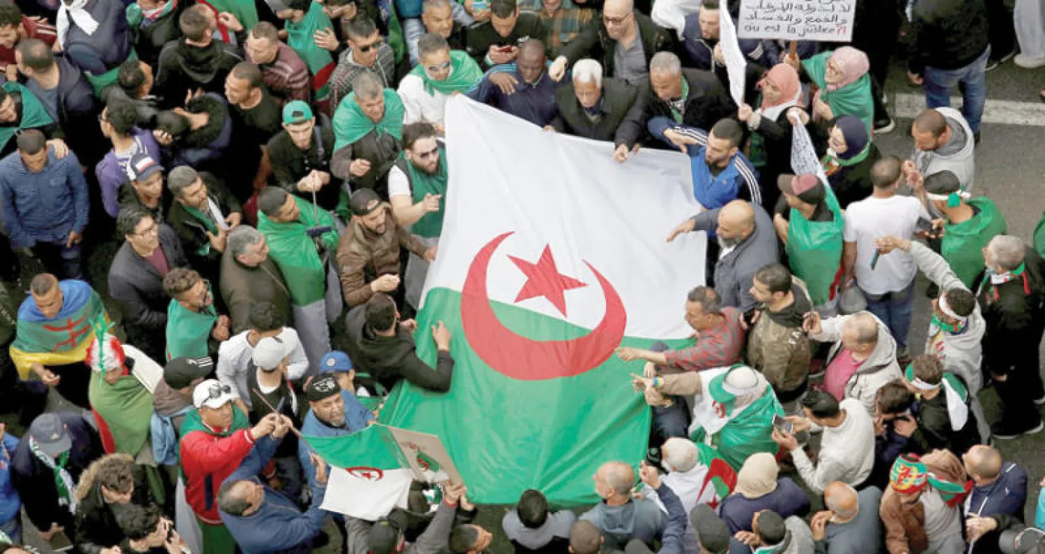 استمرار المظاهرات وسط العاصمة الجزائرية للمطالبة برحيل كل رموز نظام بوتفليقة المتنحي (رويترز)