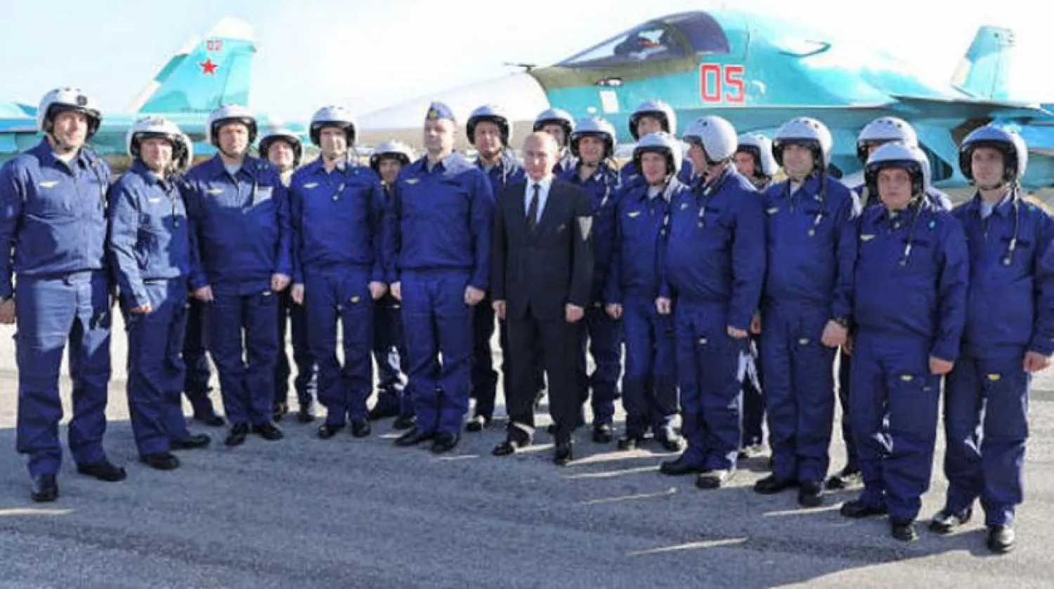 Rusya Devlet Başkanı Vladimir Putin, Lazkiye'deki Rus üssünde bulunan askerler arasında (AFP)
