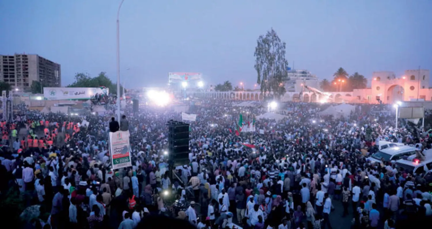 استقالات ومليونية ترسم ملامح تسوية في السودان