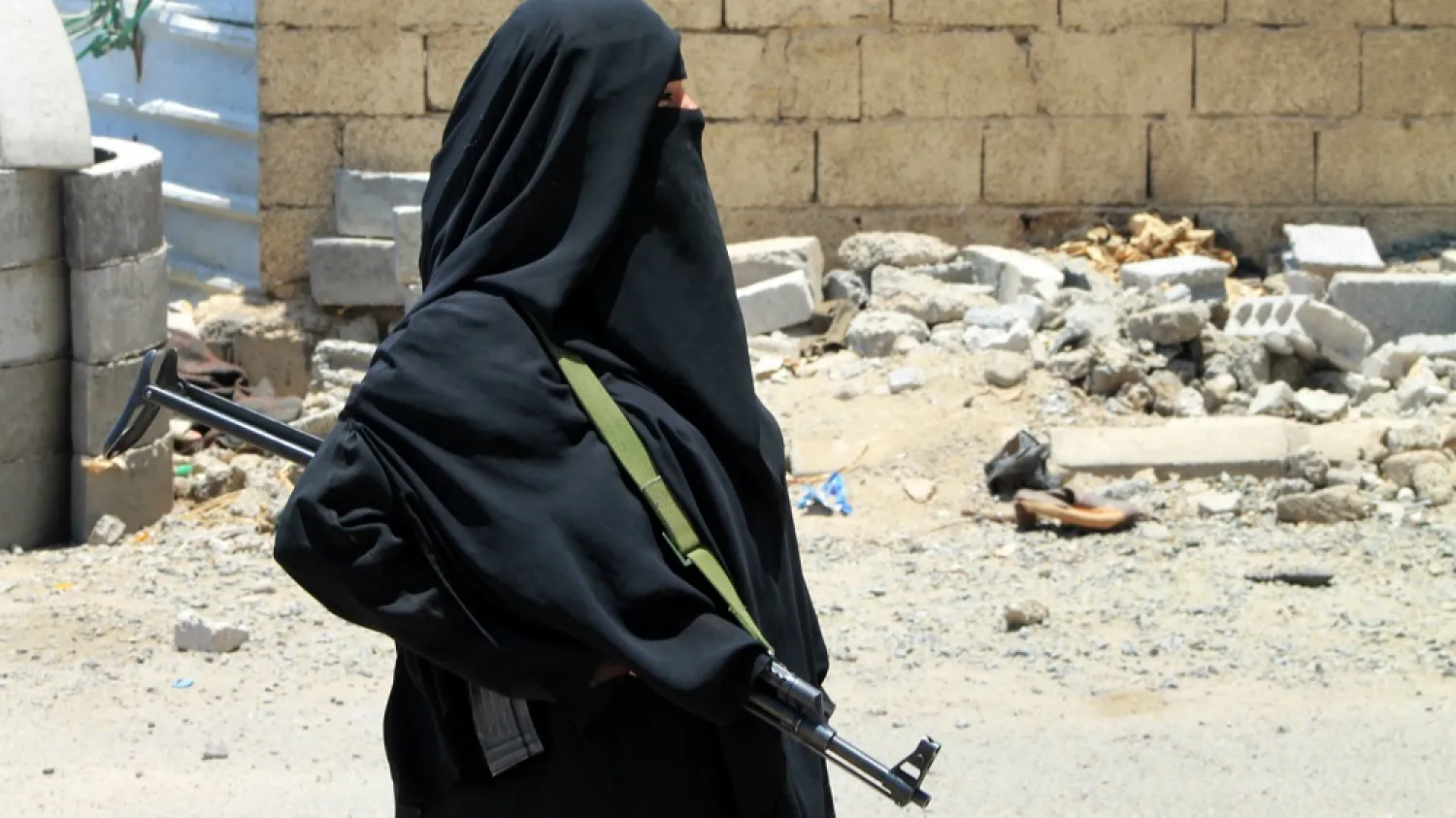 A Yemeni woman holds a weapon in the port city of Aden's Dar Saad suburb, on April 22, 2015. (AFP)